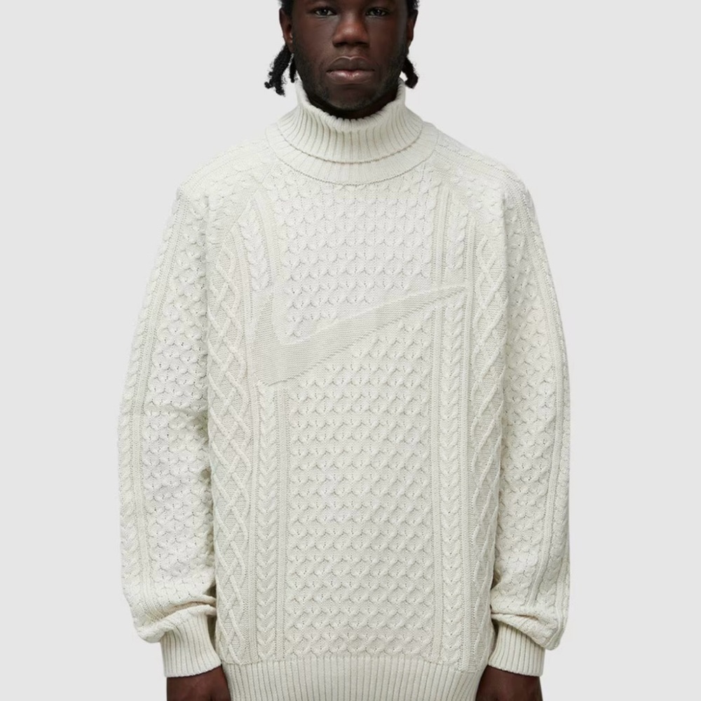 NIKE
LIFE CABLE KNIT TURTLENECK JUMPER
Light Bone